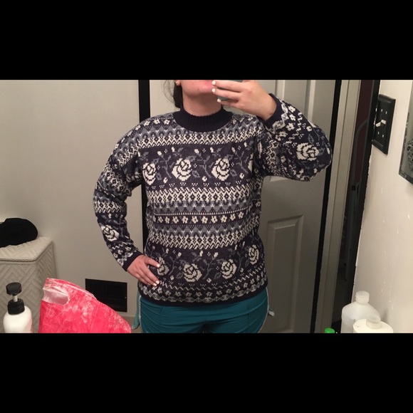 🚫 SOLD 🚫Gorgeous blue and white vintage sweater - Picture 4 of 4
