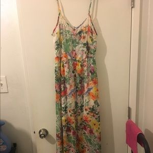 Long maxi dress with lace on the back