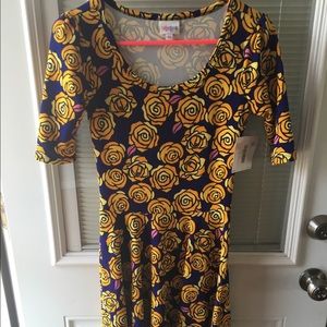BNWT LULAROE XS "ROSES" NICOLE