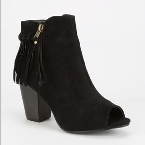 YOKI open toe black fringe booties