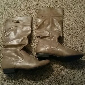 Great pair of like new boots!!