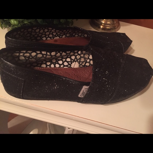 Toms 8. Black glitter.