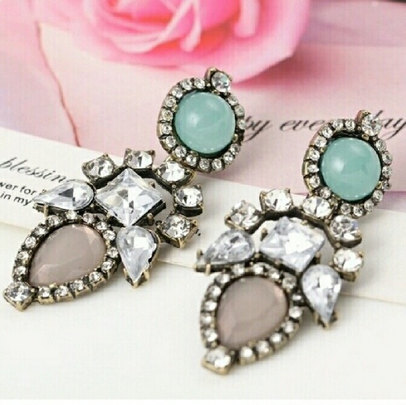 <BOUTIQUE> Blush Dangle Earrings BOGO 50% Off - Picture 2 of 4