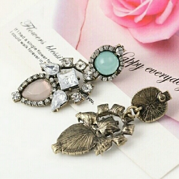 <BOUTIQUE> Blush Dangle Earrings BOGO 50% Off - Picture 3 of 4