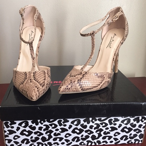 Brand new nude snake skin pointed toe heel