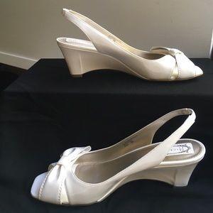 🔔🔔 REDUCED 🔔🔔Nickels White Wedge Sling Back Sh