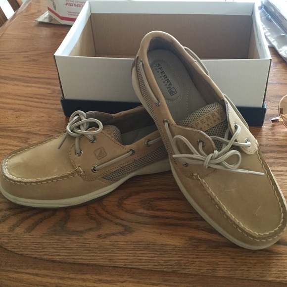 BRAND NEW SPERRY SHOES SIZE 7