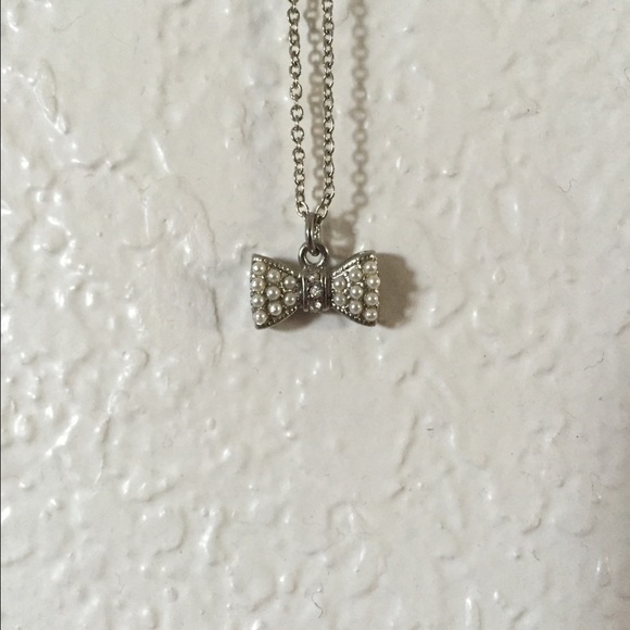 Pearl Bow tie Necklace - Picture 1 of 3