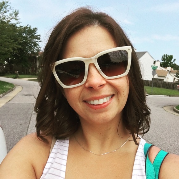 Meet your Posher, Jenn - Picture 2 of 4