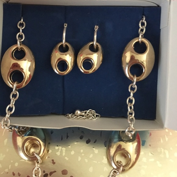 New In  Box Avon Necklace & Earring Set - Picture 2 of 3