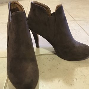 NWOT brown suede booties