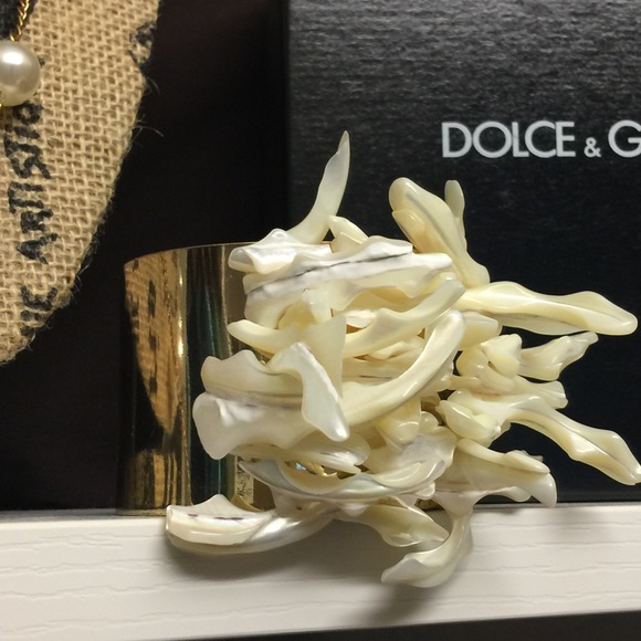 Gold tone Shell Cuff - Picture 1 of 6