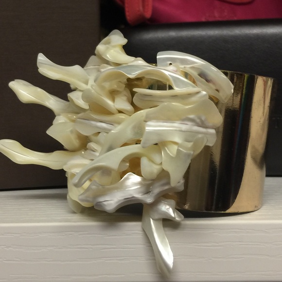 Gold tone Shell Cuff - Picture 5 of 6