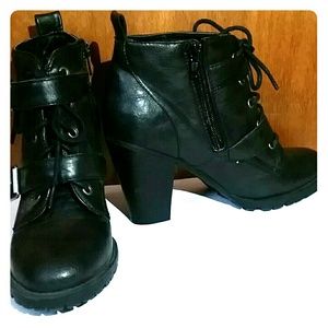 Black  madden girl ankle boots with straps