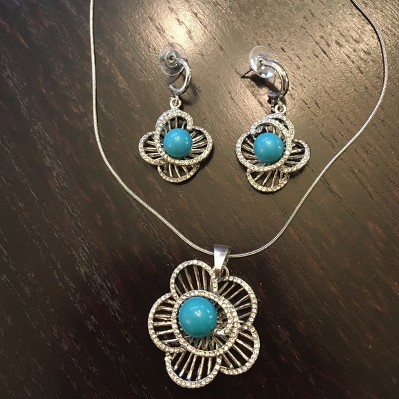 Silver Tone Flower Necklace And Earrings Set. - Picture 2 of 4