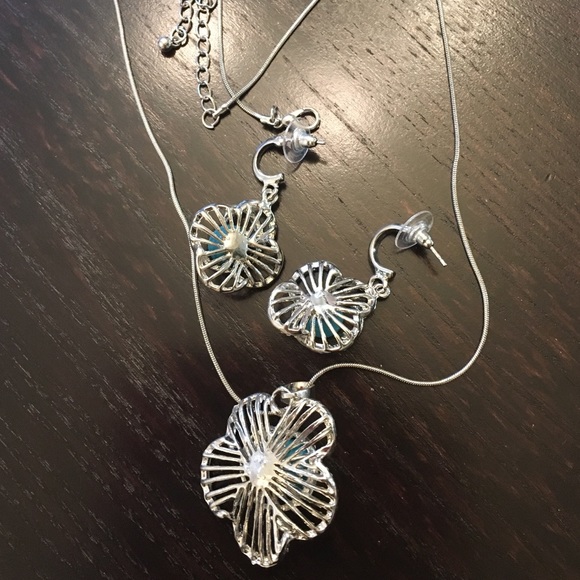 Silver Tone Flower Necklace And Earrings Set. - Picture 3 of 4