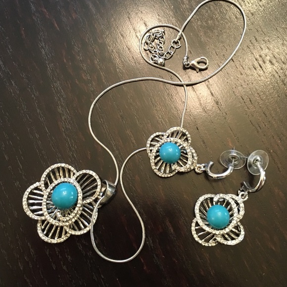 Silver Tone Flower Necklace And Earrings Set. - Picture 4 of 4