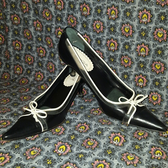 Like new Via Spiga black/white pointy toe pumps!