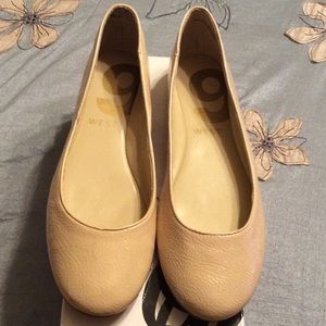 New Nine West flats ivory shoes 10m