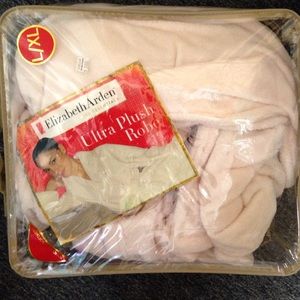 Elizabeth Arden Plush robe