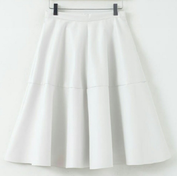 🆕 🌼White Vegan Leather Midi Skirt🌼 - Picture 2 of 3