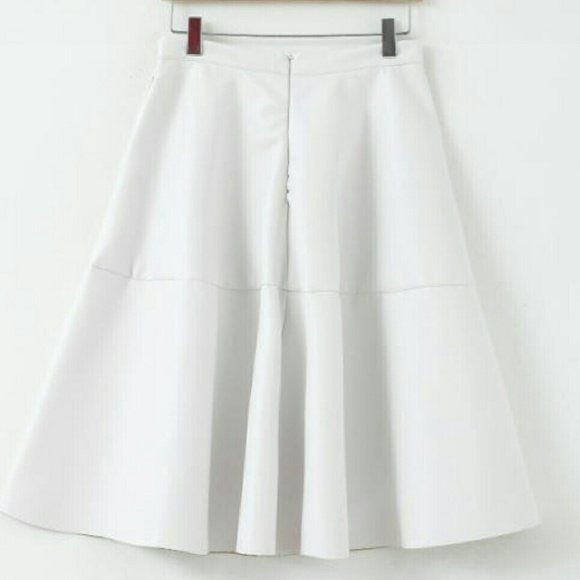 🆕 🌼White Vegan Leather Midi Skirt🌼 - Picture 3 of 3