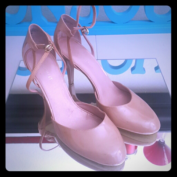 Nine west nude closed toe heels size 9.5