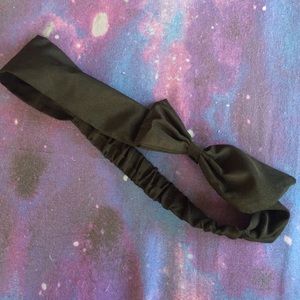 Stretchy black bow headband