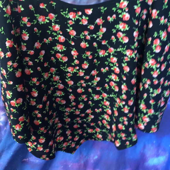 Fun Flouncy Floral Crop Top - Picture 3 of 3