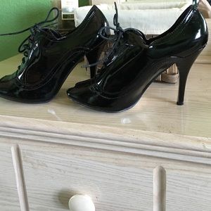 Peep toe black patent heel