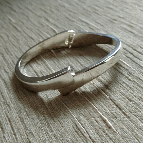 Stylish Silver Bracelet w/hinge opening