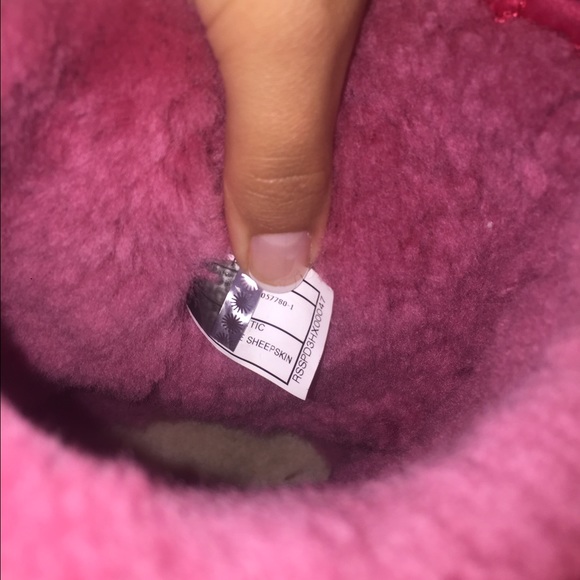UGGS - Picture 2 of 4