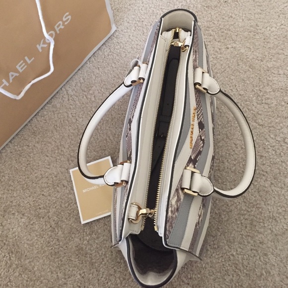 MICHAEL KORS - Selma - Medium Top Zip Satchel - Picture 3 of 4