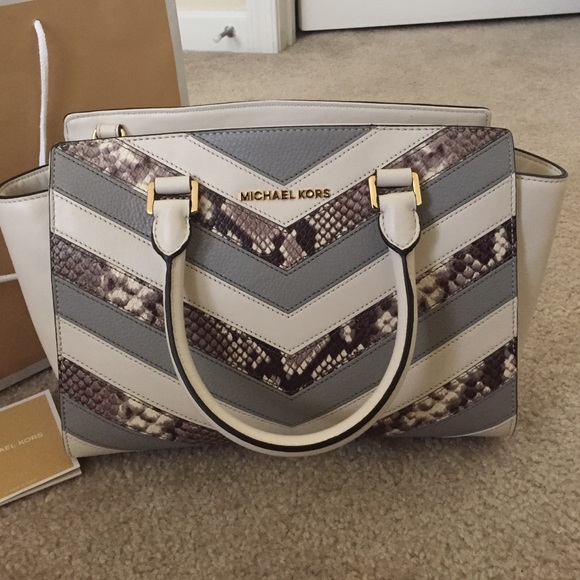 MICHAEL KORS - Selma - Medium Top Zip Satchel - Picture 4 of 4