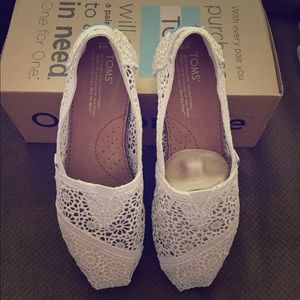 Brand new size 8 Ivory crochet Toms