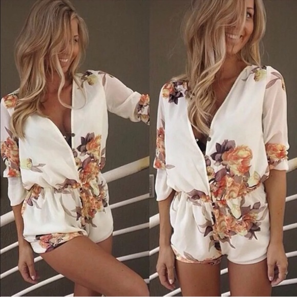 ✨FLASH SALE✨Beautiful floral romper size medium 😻 - Picture 1 of 3