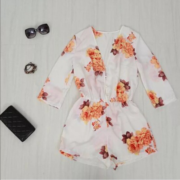 ✨FLASH SALE✨Beautiful floral romper size medium 😻 - Picture 2 of 3