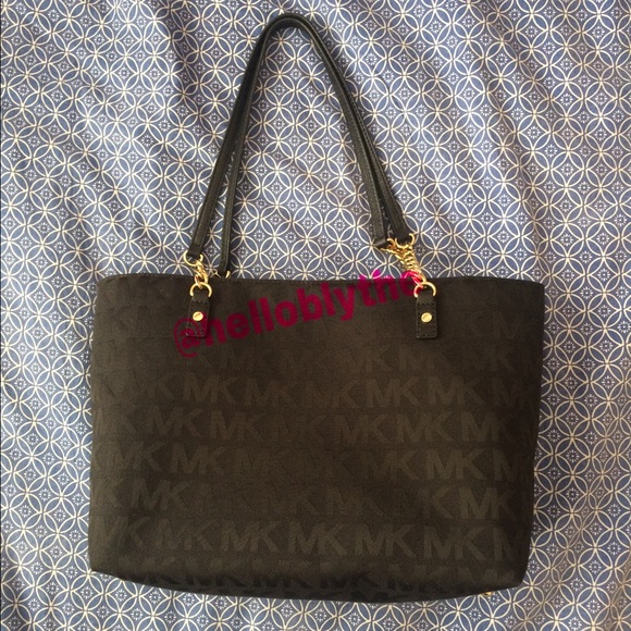 Michael Kors Handbags - ❌ SOLD ON MERCARI ❌ Authentic Michael Kors Purse