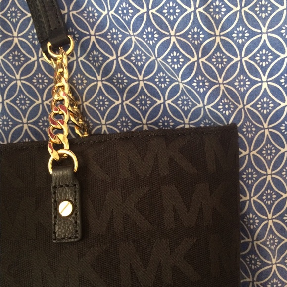❌ SOLD ON MERCARI ❌ Authentic Michael Kors Purse - Picture 2 of 4