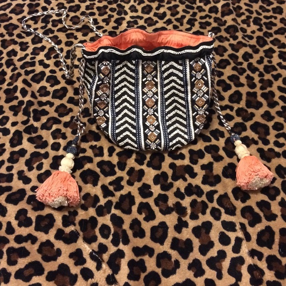 Embroidered Bucket Bag 🌞