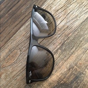 Ray bans. Model number RB4147 601/32