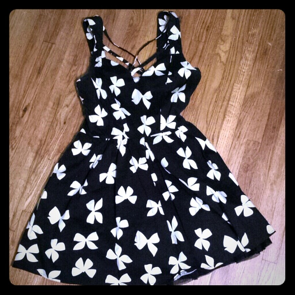 American Rag Dresses & Skirts - Black and white bow tie dress