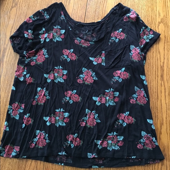 Loose Floral Pocket Tee//Zumies