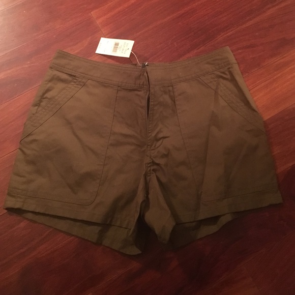 Green shorts with tags - Picture 1 of 2