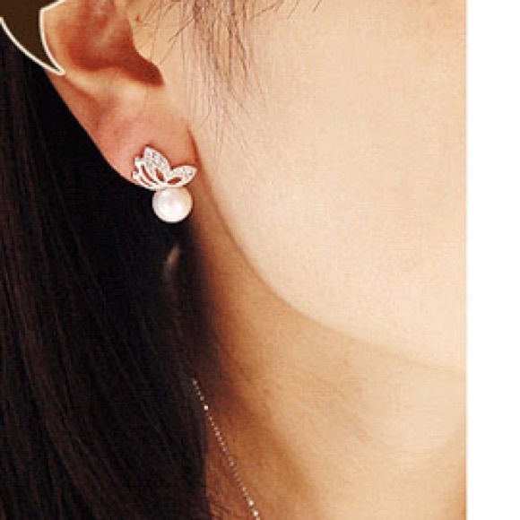 Boutique Jewelry - Classic Silver Butterfly Pearl Studs