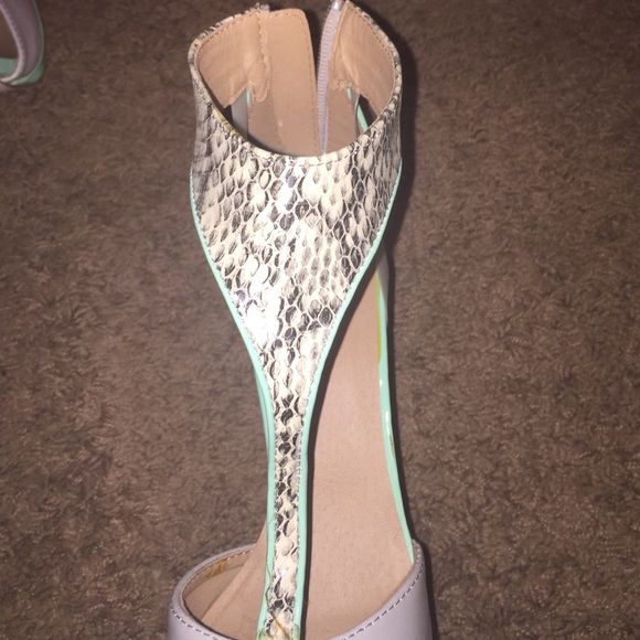 Heels - Picture 2 of 3