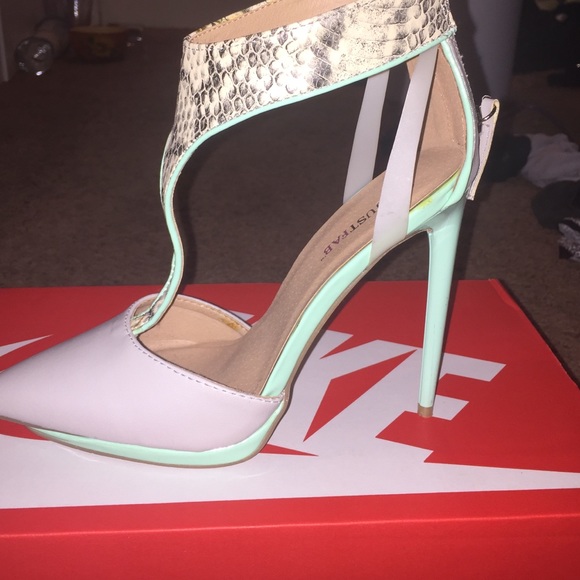 Heels - Picture 3 of 3