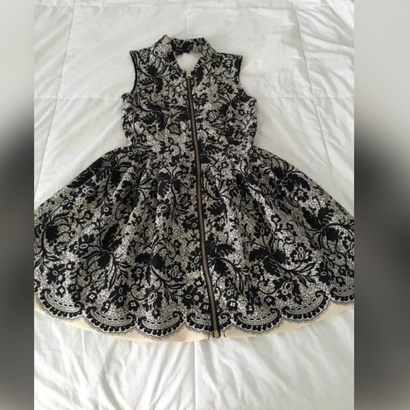 lace detailed dress