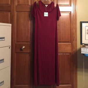 Burgundy maxi dress with cut out shoulders.