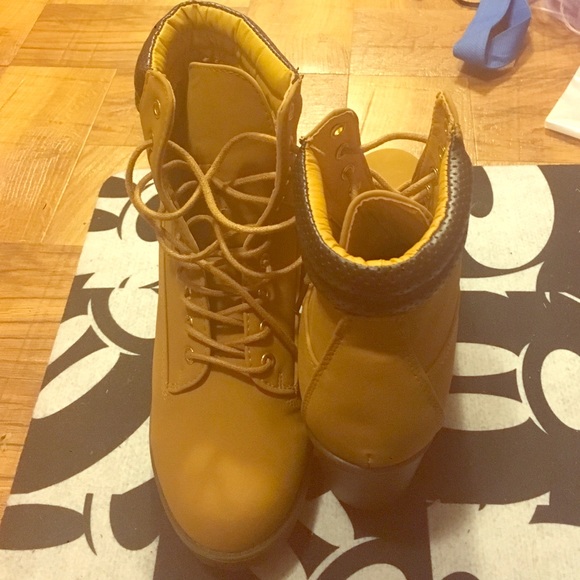"Timberland" wedge boots made my carrini size 6.5